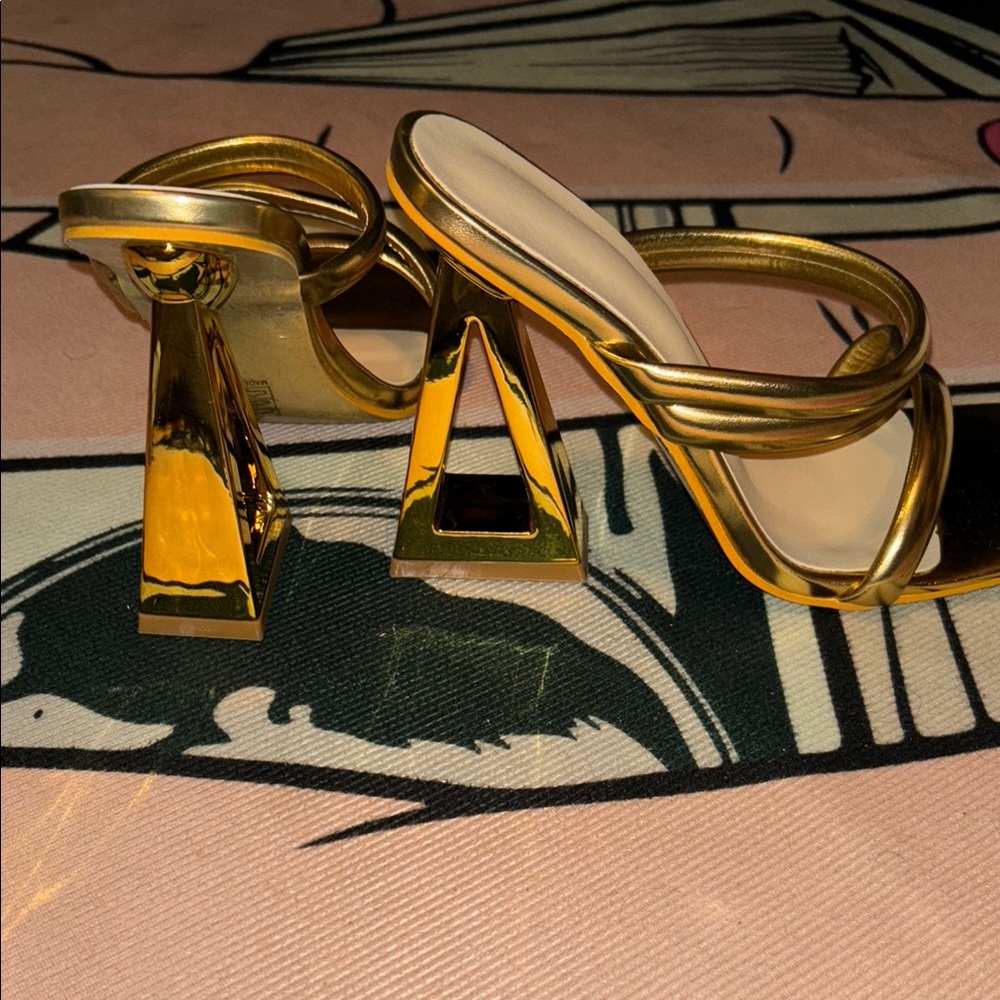 Dynamic Gold Heels🏆 - Picture 3 of 5